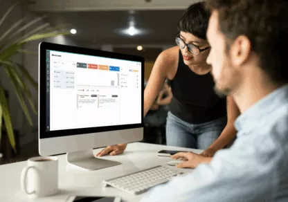 Two people are focused in front of a screen, carefully observing the dashboard of the Defants AIR platform.